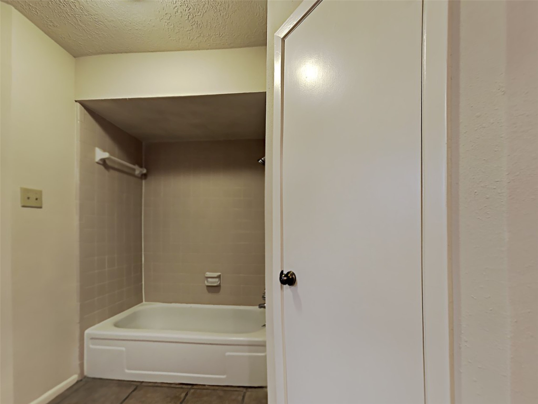 603 Blue Ridge Drive Shenandoah, TX 77381 - Photo 4 of 17 a bathroom with a bathtub