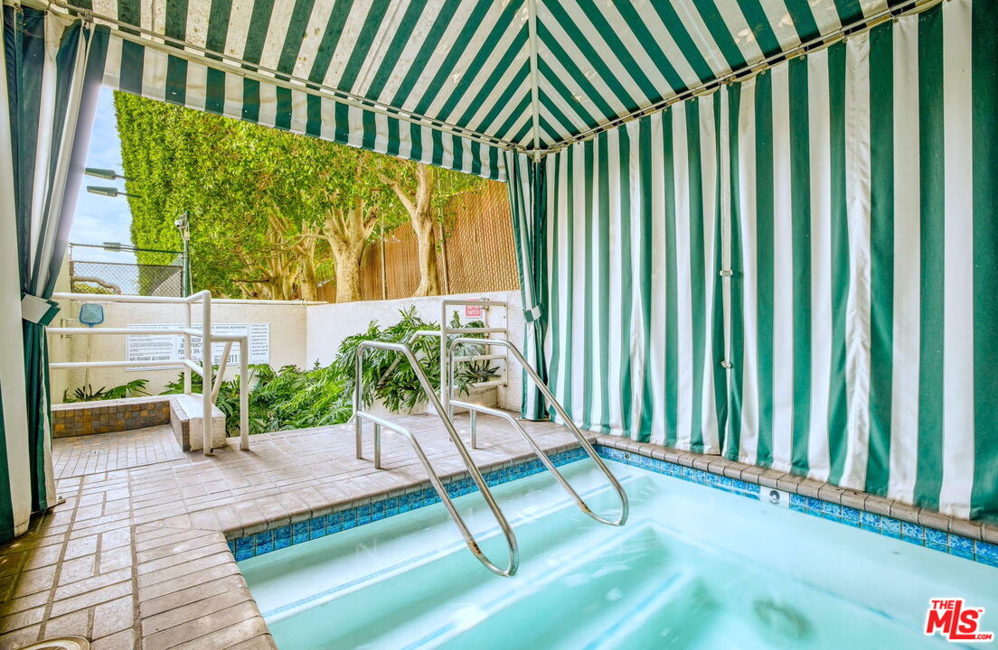 1131 Alta Loma Road, Unit 116 West Hollywood, CA 90069 - Photo 15 of 25 a view of backyard with a patio