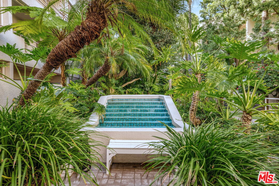 1131 Alta Loma Road, Unit 116 West Hollywood, CA 90069 - Photo 23 of 25 a view of a yard