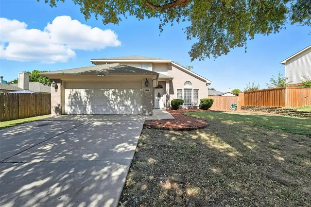 a view of a house with yard and garage