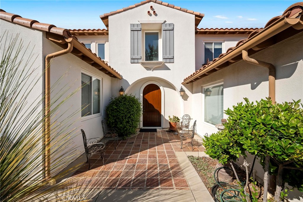 3262 Bluebird Circle Simi Valley, CA 93063 - Photo 2 of 43 a front view of a house with garden