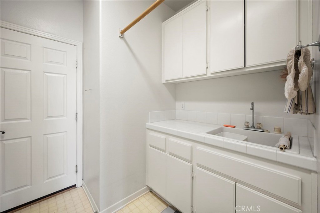 3262 Bluebird Circle Simi Valley, CA 93063 - Photo 36 of 43 a bathroom with a sink and a mirror