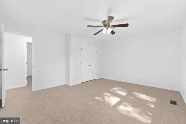 a view of a big room with closet