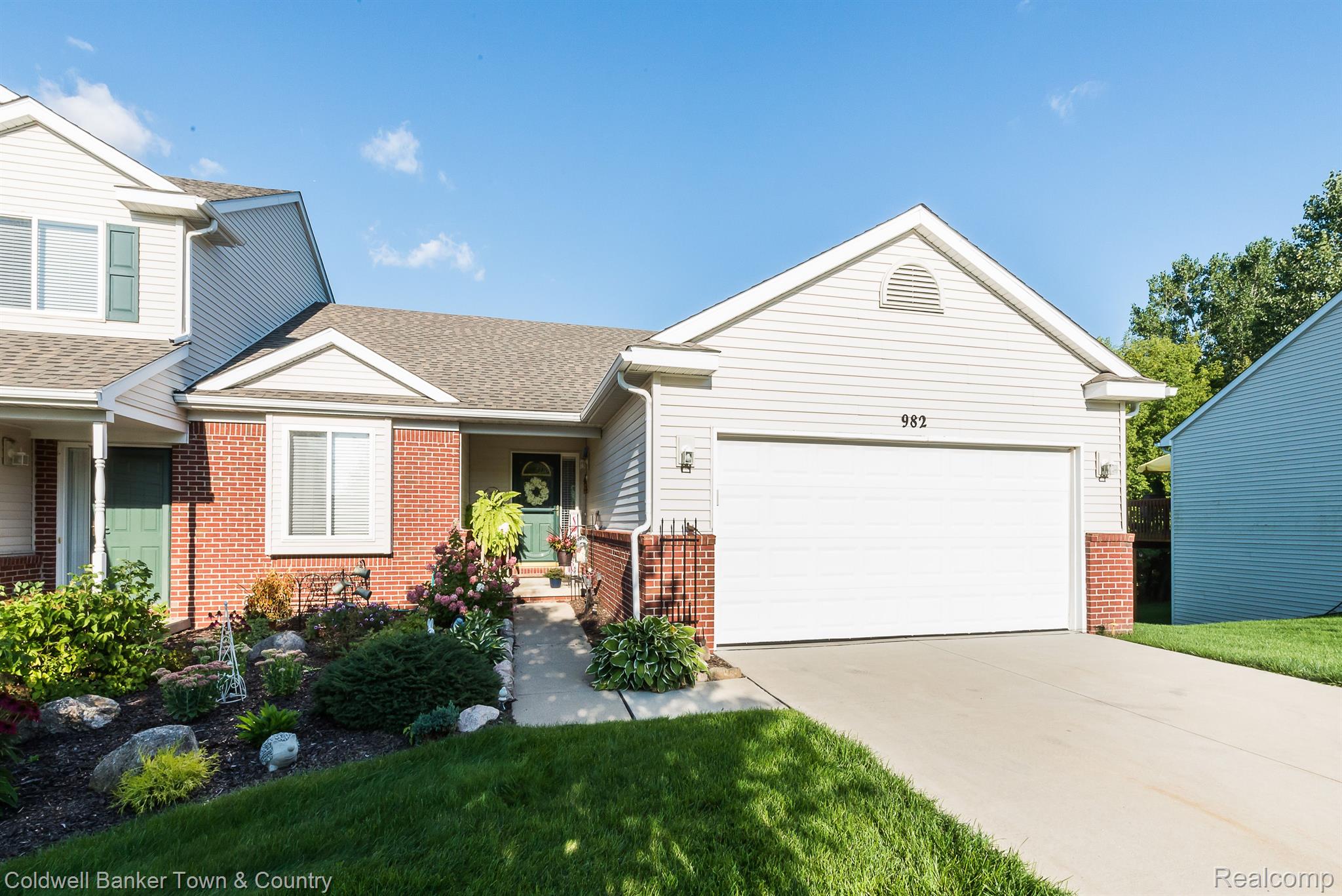 982 Spirea Howell, MI 48843 - Photo 2 of 34 Gallery Image 2