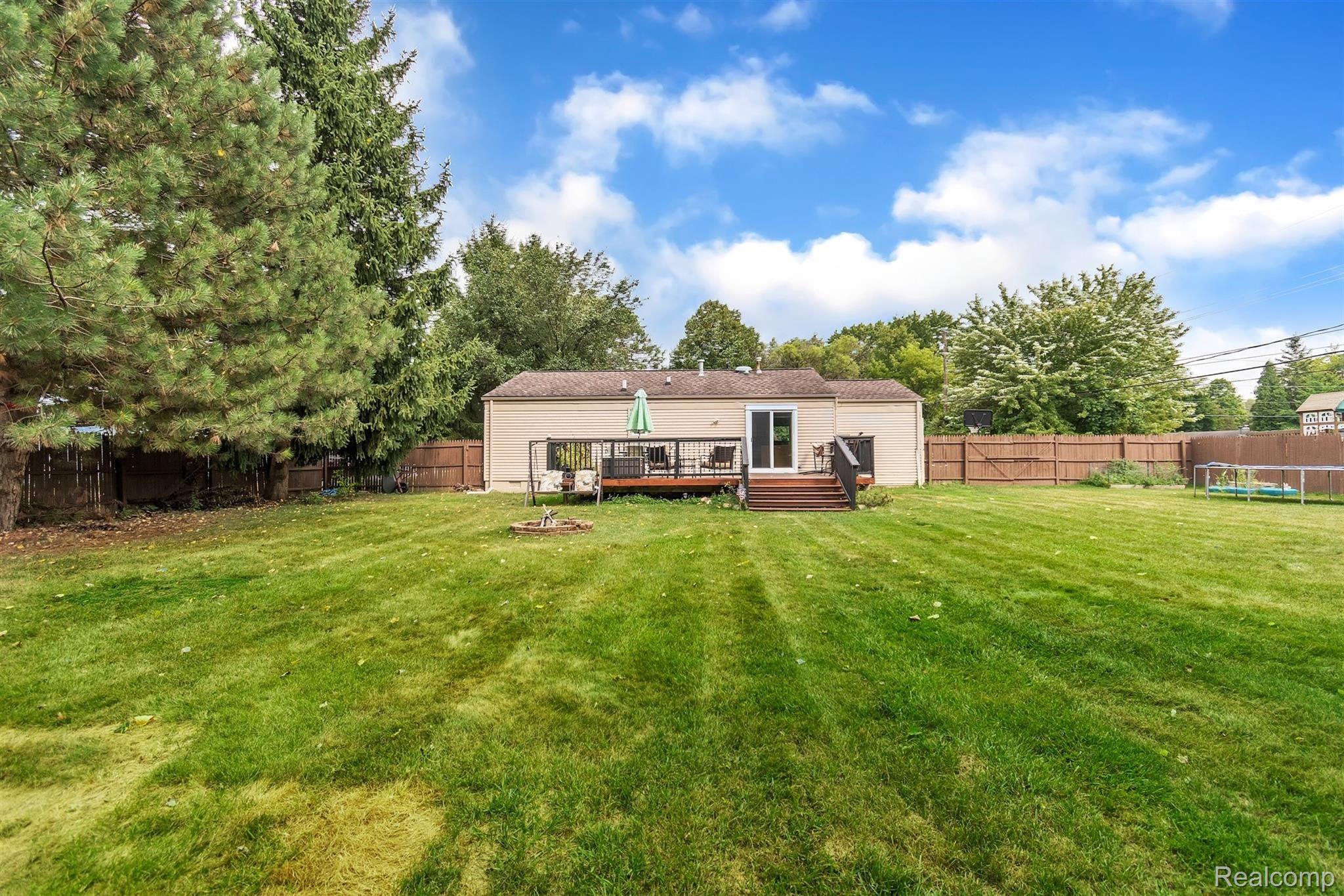 1852 Henbert Road West Bloomfield, MI 48324 - Photo 27 of 34 33-1852 Henbert Rd-WindowStill-Real.jpg