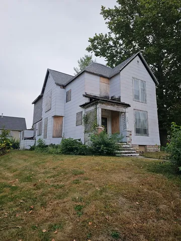 a view of a yard in front of a house with plants