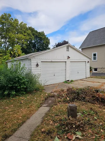 a view of a backyard