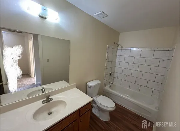 $3,300 | 13 Hampton Road, Unit B, New Brunswick, NJ 08901