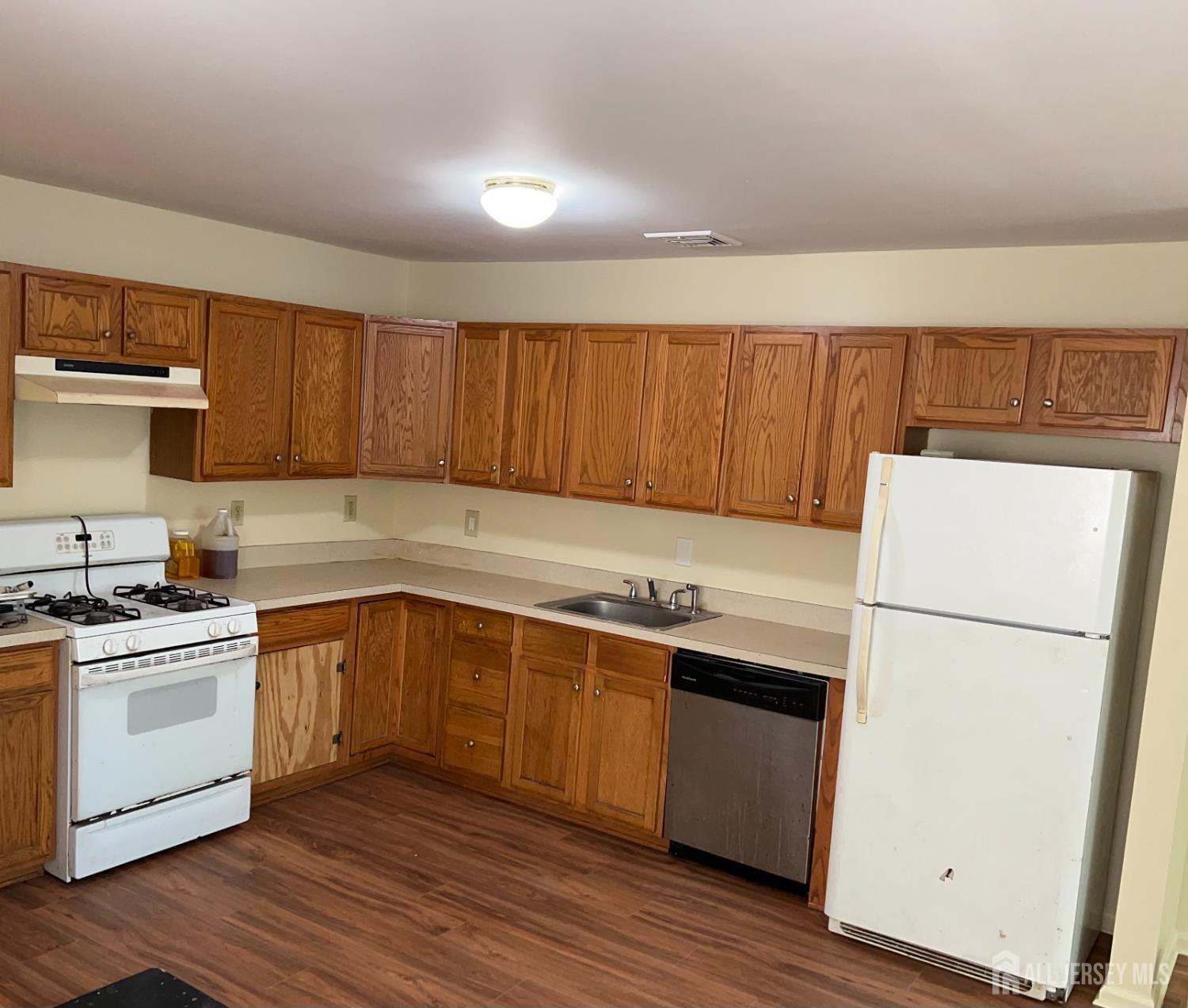 13 Hampton Road, Unit B New Brunswick, NJ 08901 - Photo 4 of 14