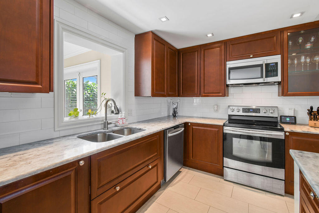 116 Windsor Road East Jupiter, FL 33469 - Photo 6 of 25 Kitchen