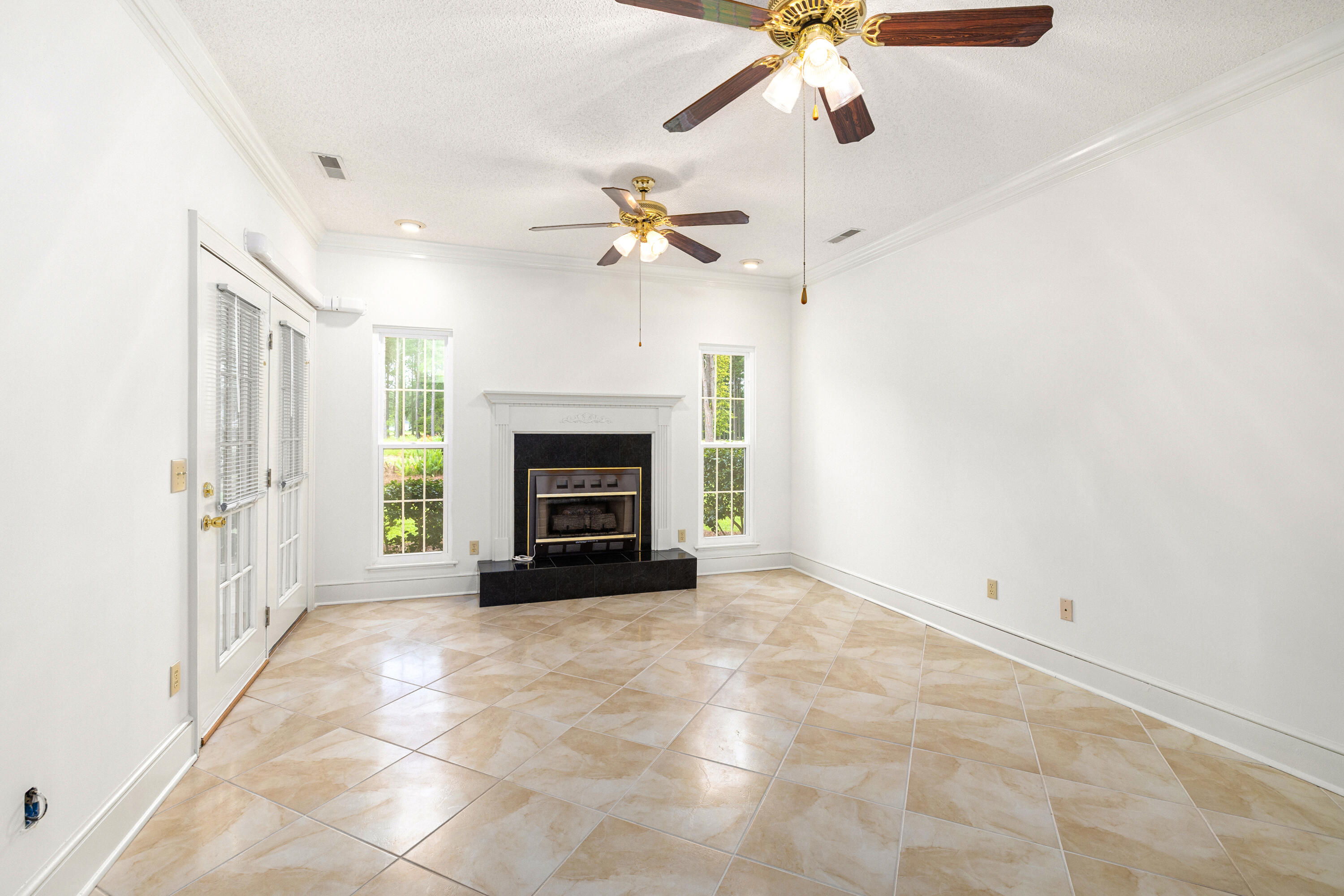 245 Plantation Drive Manning, SC 29102 - Photo 21 of 62 LIVING ROOM