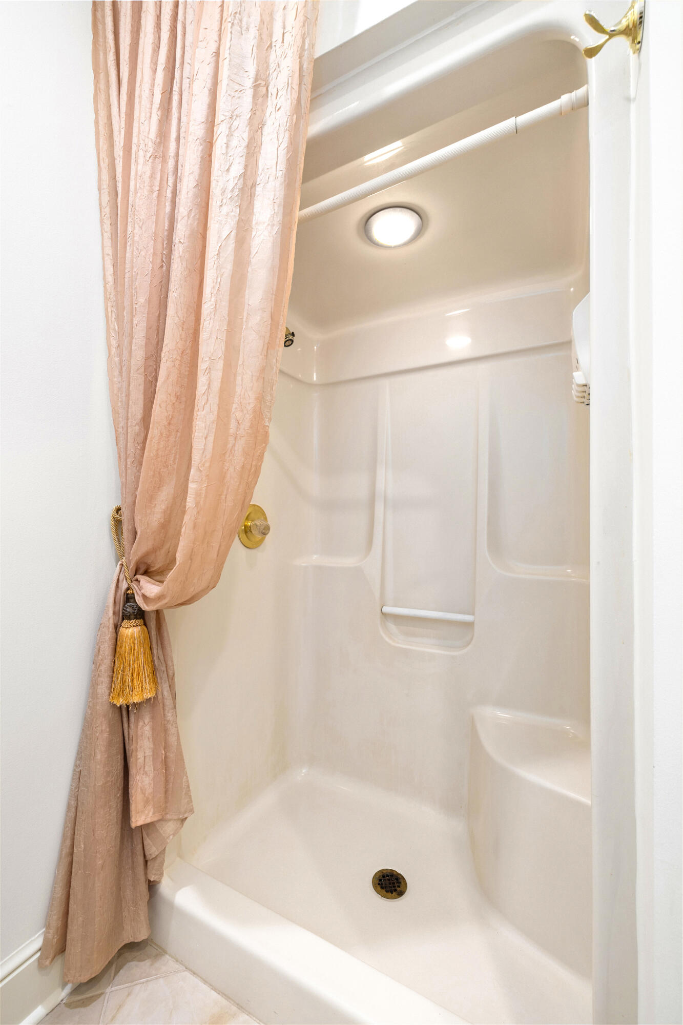 245 Plantation Drive Manning, SC 29102 - Photo 27 of 62 WALK IN SHOWER