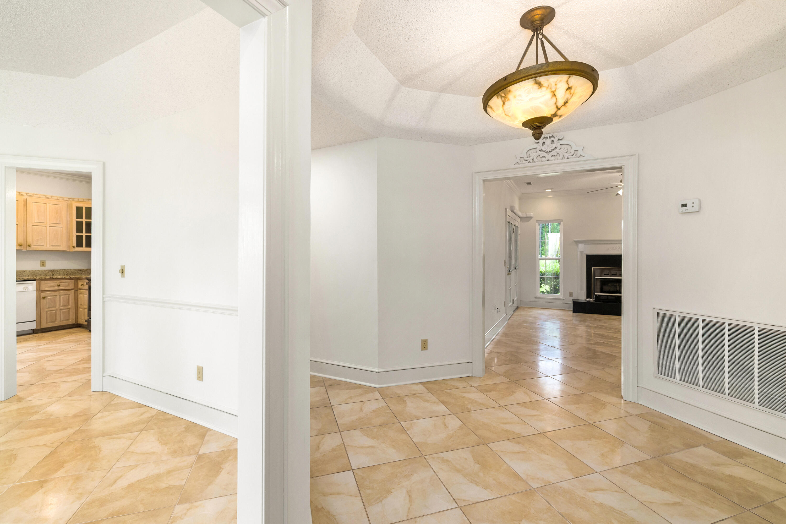 245 Plantation Drive Manning, SC 29102 - Photo 9 of 62 FOYER
