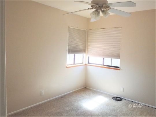 200 Washington Way Ridgecrest, CA 93555 - Photo 25 of 35 an empty room with a window