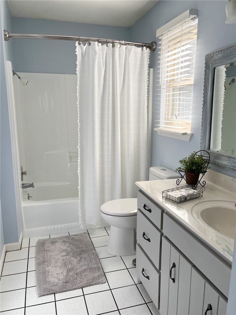 111 Seminole Road Brunswick, GA 31525 - Photo 21 of 35 Guest Bathroom