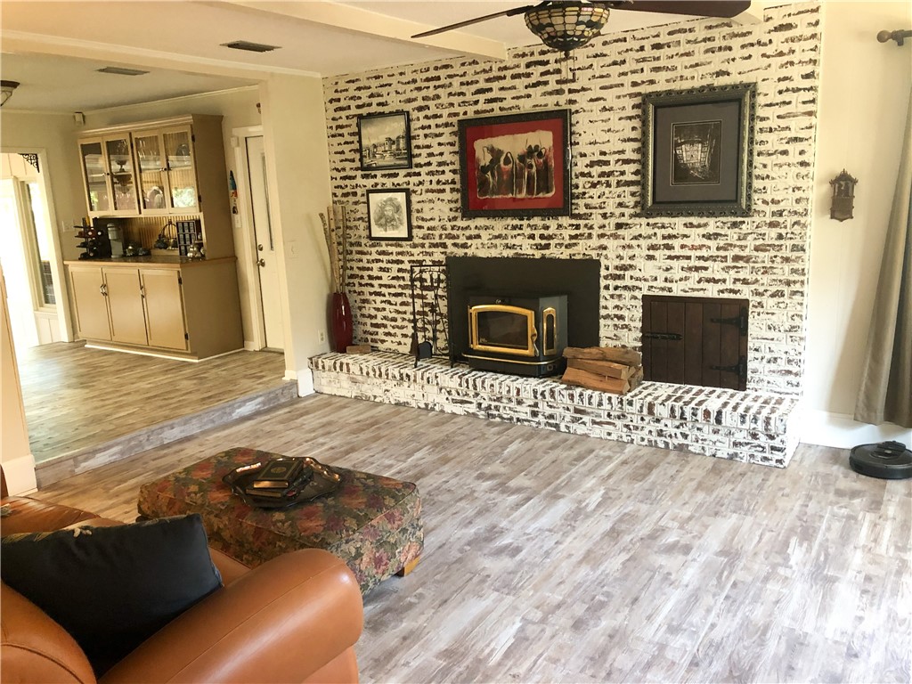 111 Seminole Road Brunswick, GA 31525 - Photo 4 of 35 Living room