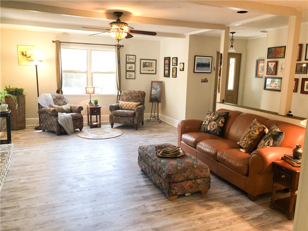 111 Seminole Road Brunswick, GA 31525 - Photo 6 of 35 Living room