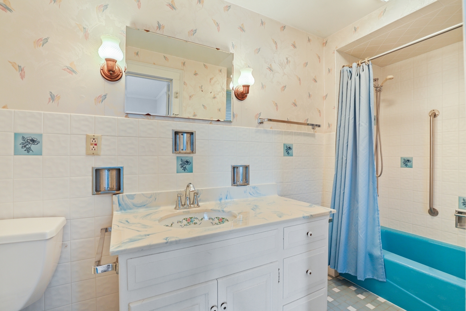 309 East 3rd Street Sandwich, IL 60548 - Photo 17 of 33 a bathroom with a sink a toilet and shower