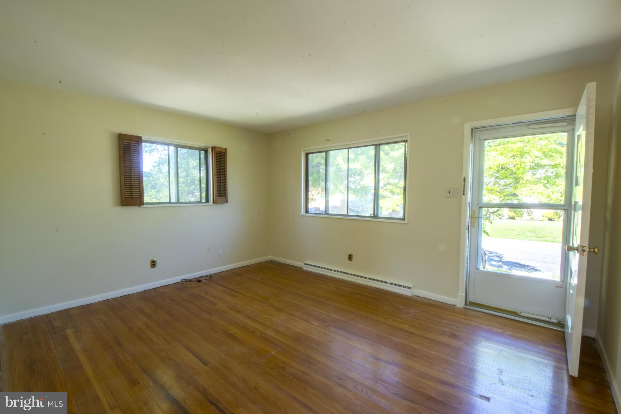 134 Sumner Road Annapolis, MD 21401 - Photo 4 of 30 Entrance / Living Room