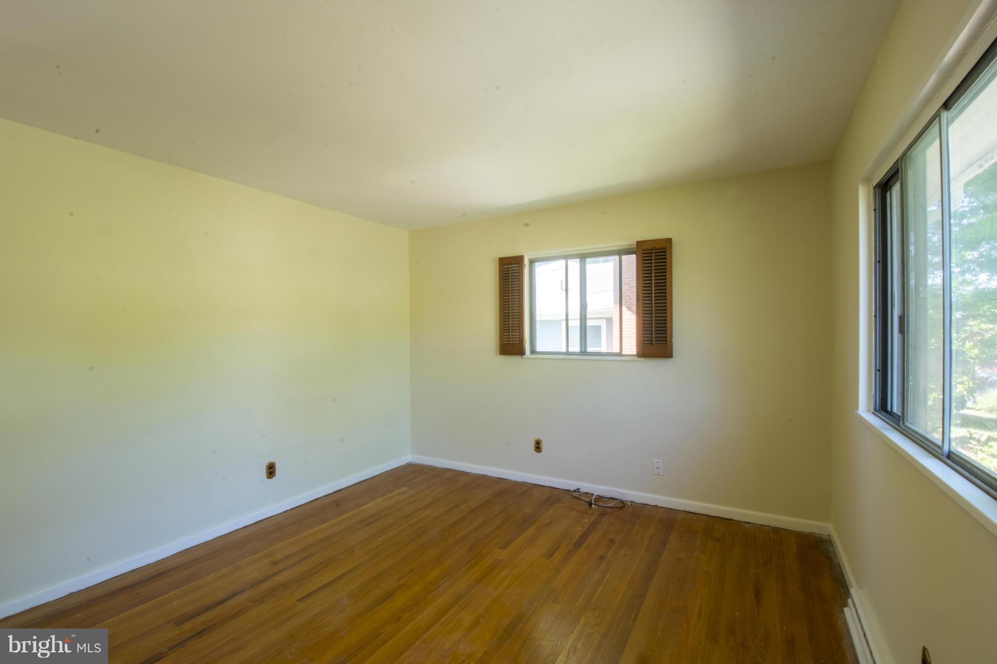 134 Sumner Road Annapolis, MD 21401 - Photo 6 of 30 Sunny Living Room