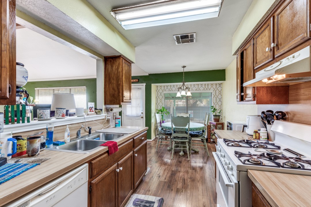 1301 Wayne Drive Round Rock, TX 78664 - Photo 8 of 21 a kitchen with lots of counter top space