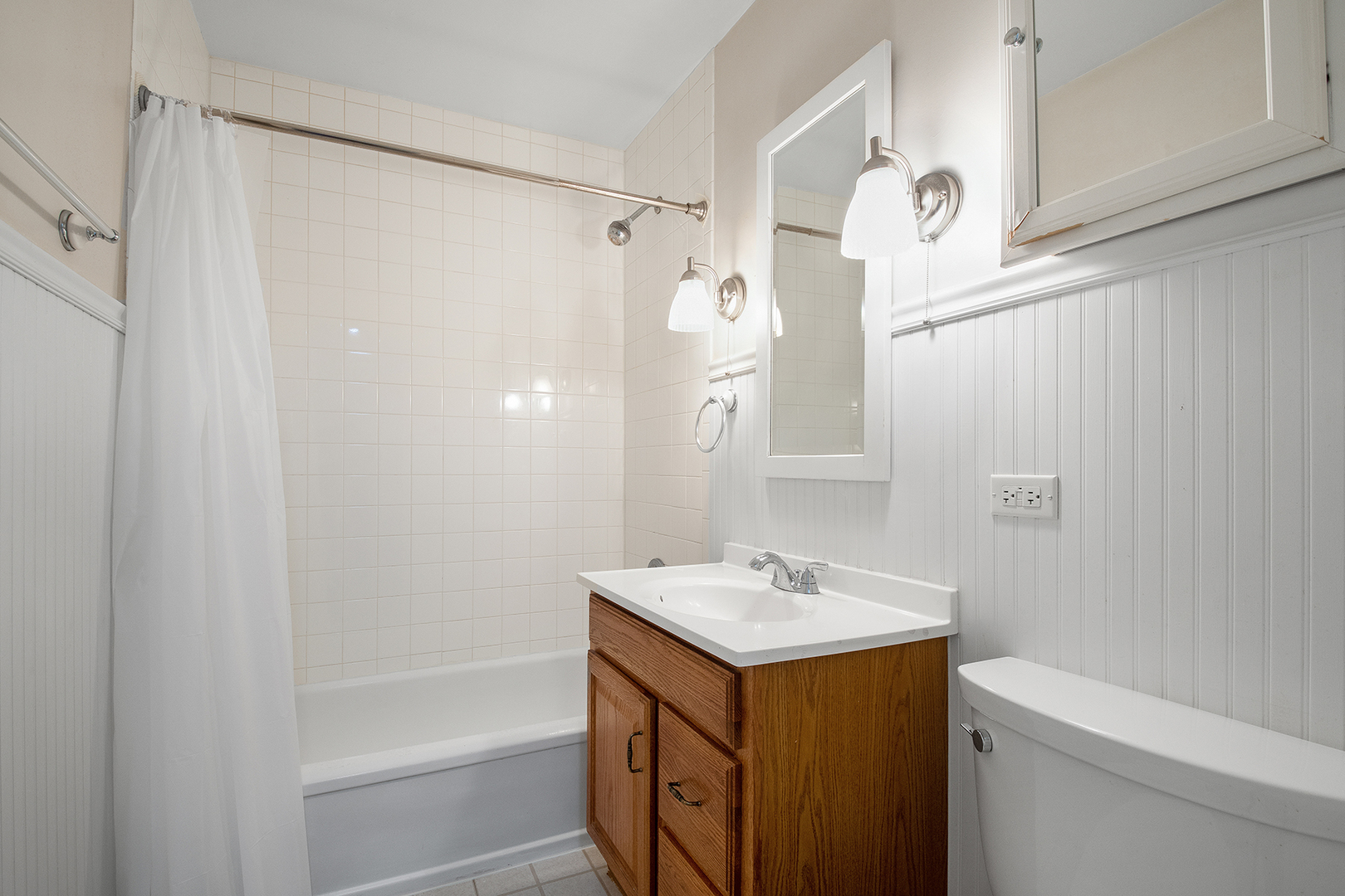 2305 Fulle Street Rolling Meadows, IL 60008 - Photo 13 of 15 a bathroom with a sink a toilet and shower