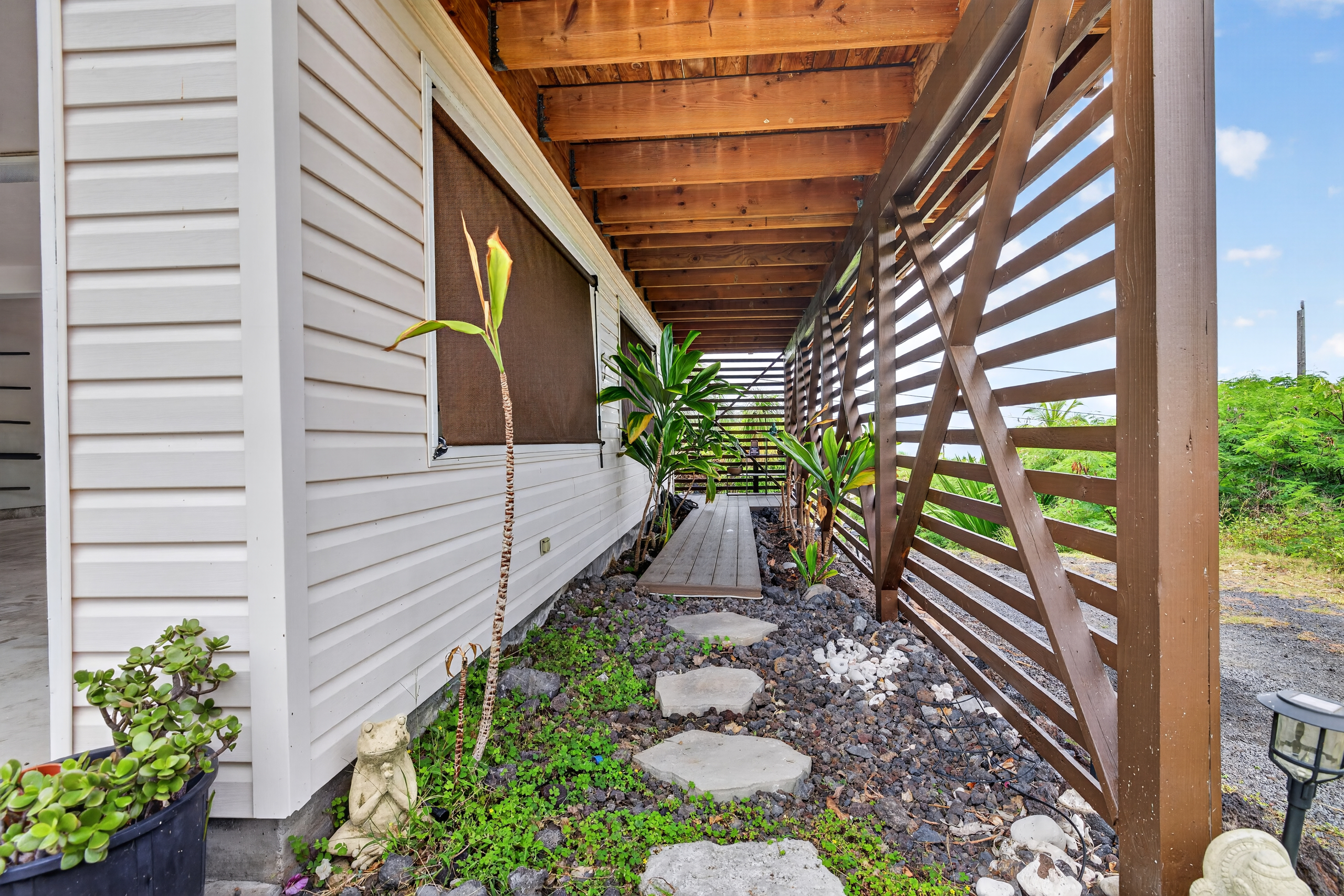 87-299 Kaohe Road Captain Cook, HI 96704 - Photo 27 of 30 a porch with seating space