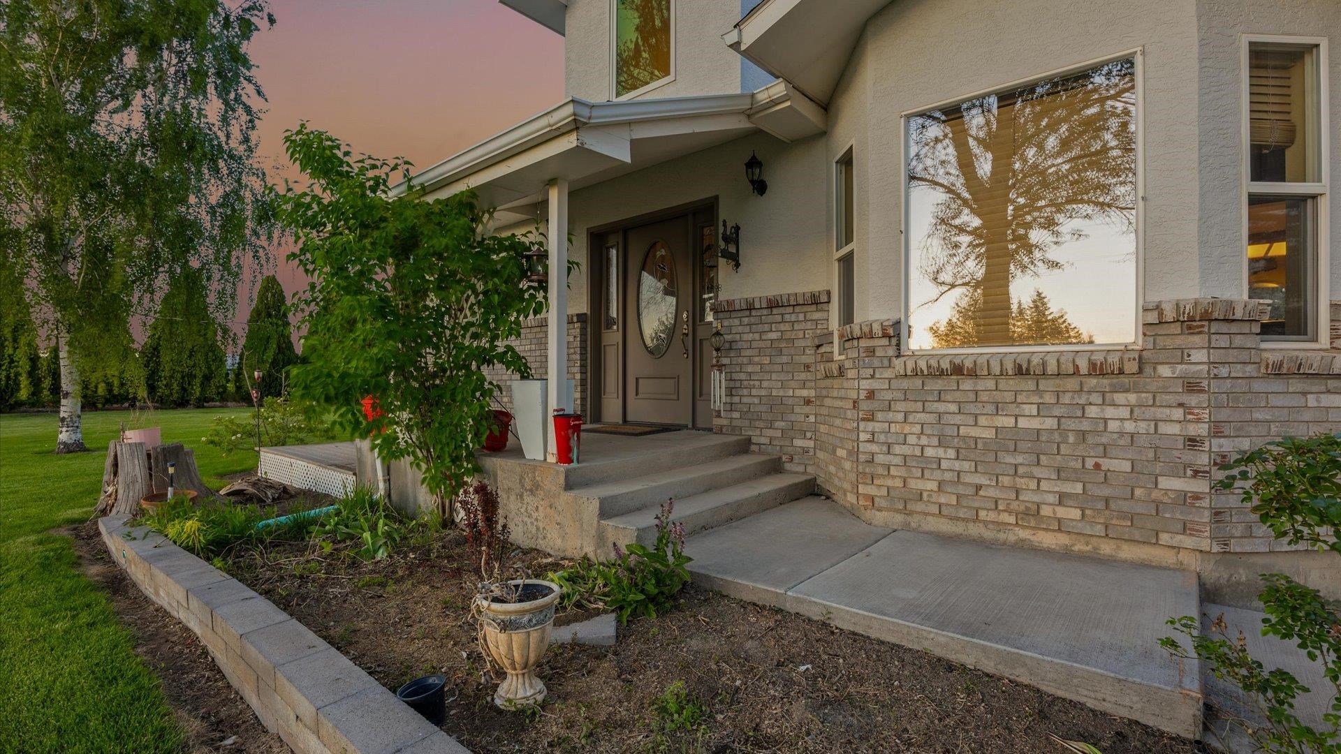 1456 17 Road Fruita, CO 81521 - Photo 31 of 42 a view of a house with a garden