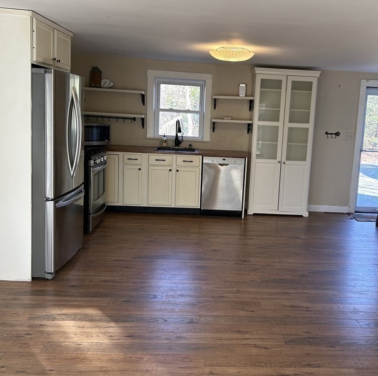 7 Crescent Road Plymouth, MA 02360 - Photo 5 of 29 Gallery Image 5