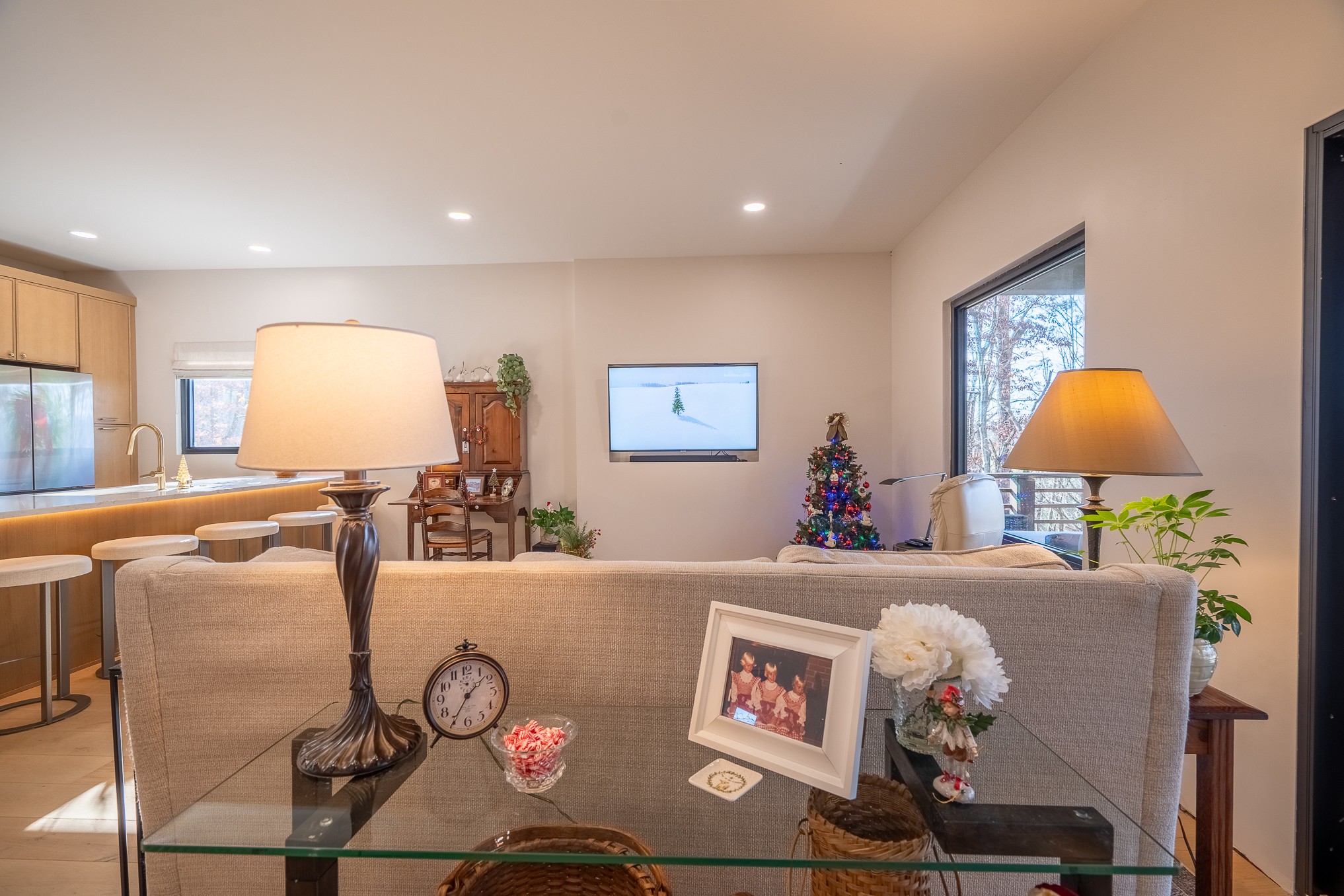 1545 Blue Springs Road Sparta, TN 38583 - Photo 21 of 99 a living room with furniture and a lamp