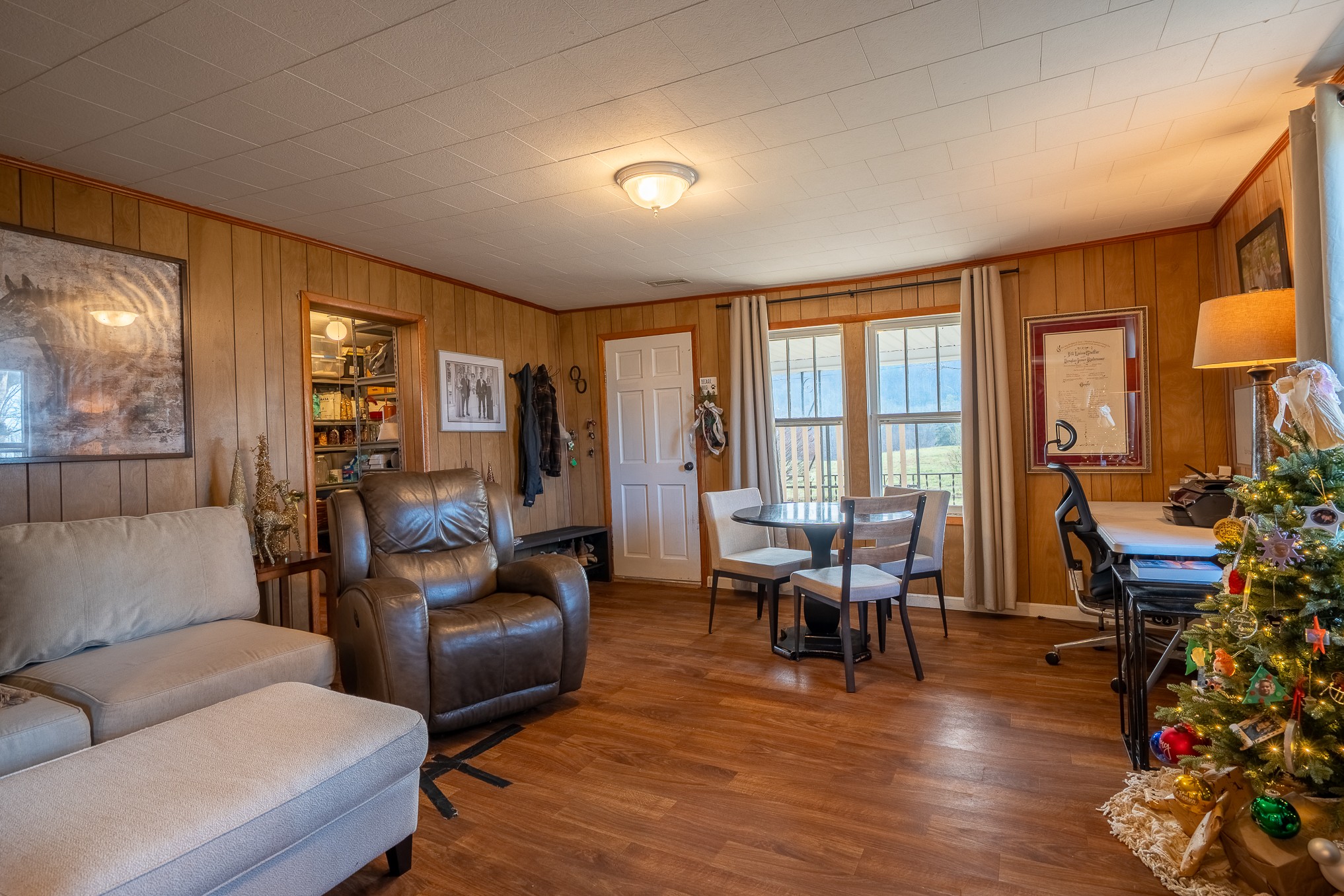 1545 Blue Springs Road Sparta, TN 38583 - Photo 67 of 99 a living room with furniture and a large window