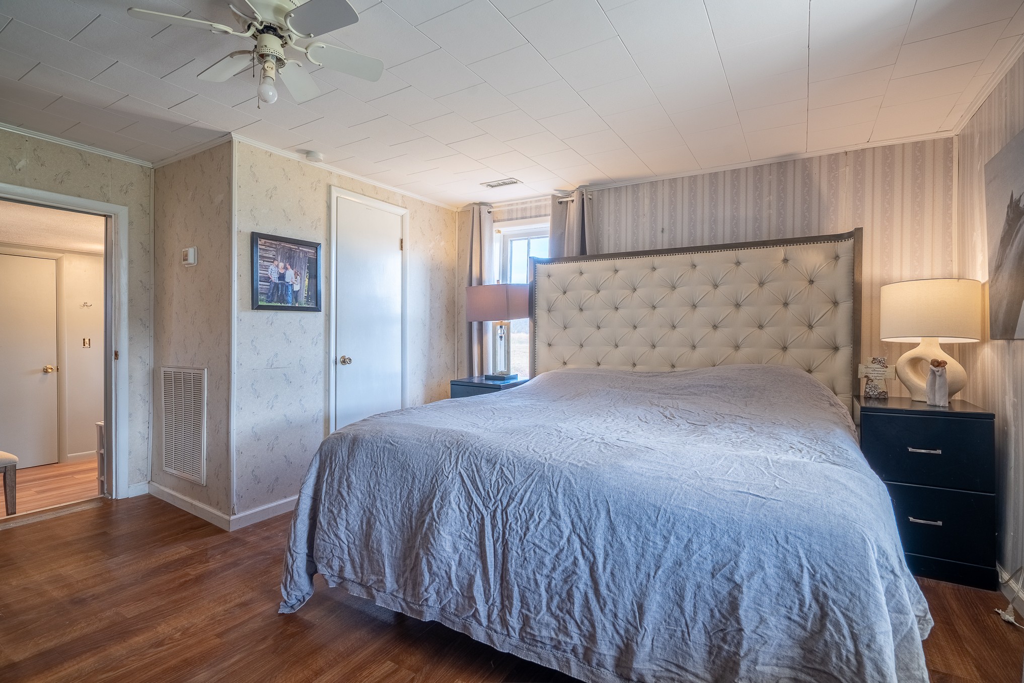 1545 Blue Springs Road Sparta, TN 38583 - Photo 75 of 99 a bedroom with a bed and a lamp