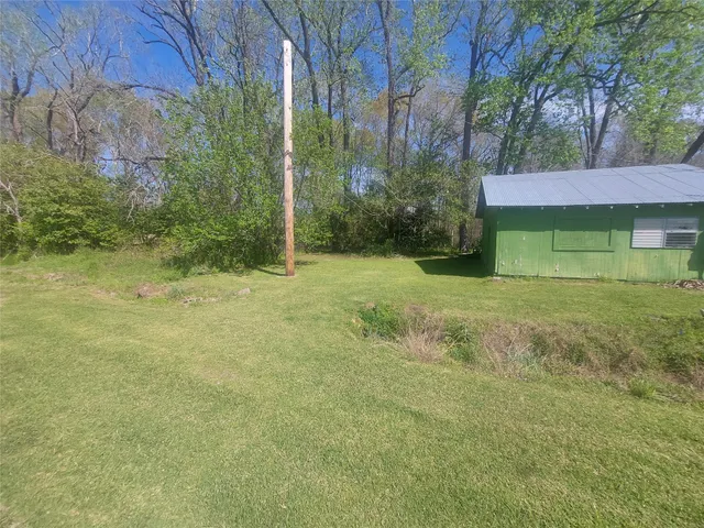 a view of a yard in front of a house