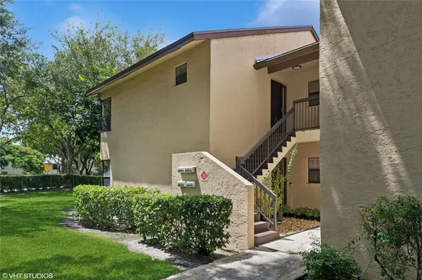 $2,100 | 3901 Cocoplum Circle, Unit 3521, Coconut Creek, FL 33063