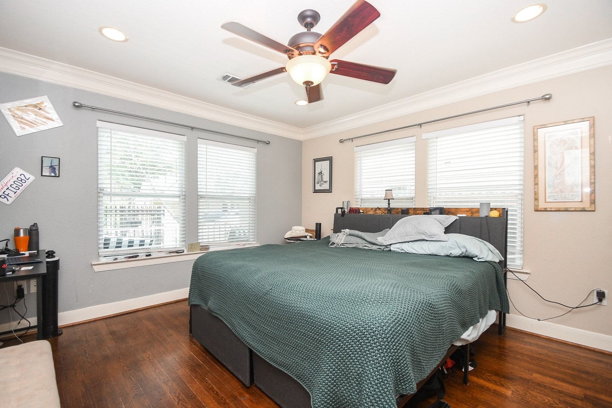 614 West 28th Street Houston, TX 77008 - Photo 23 of 25 Bedroom 2... lots of space and light!