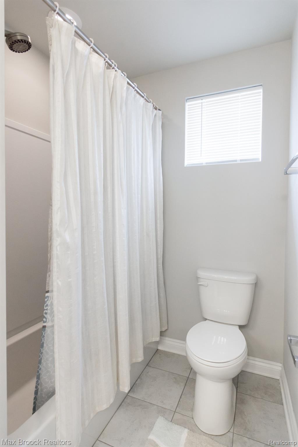 2758 Helmsdale Circle Rochester, MI 48307 - Photo 37 of 57 44.jpg