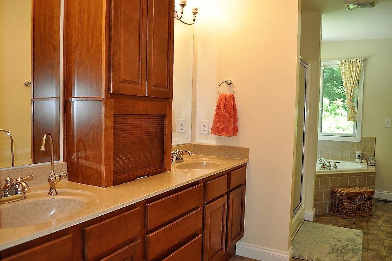 6896 Crumley Road Southwest Lancaster, OH 43130 - Photo 39 of 83 Owner Suite Private Bath - 6896 Crumley Road SW, Lancaster, OH 43130