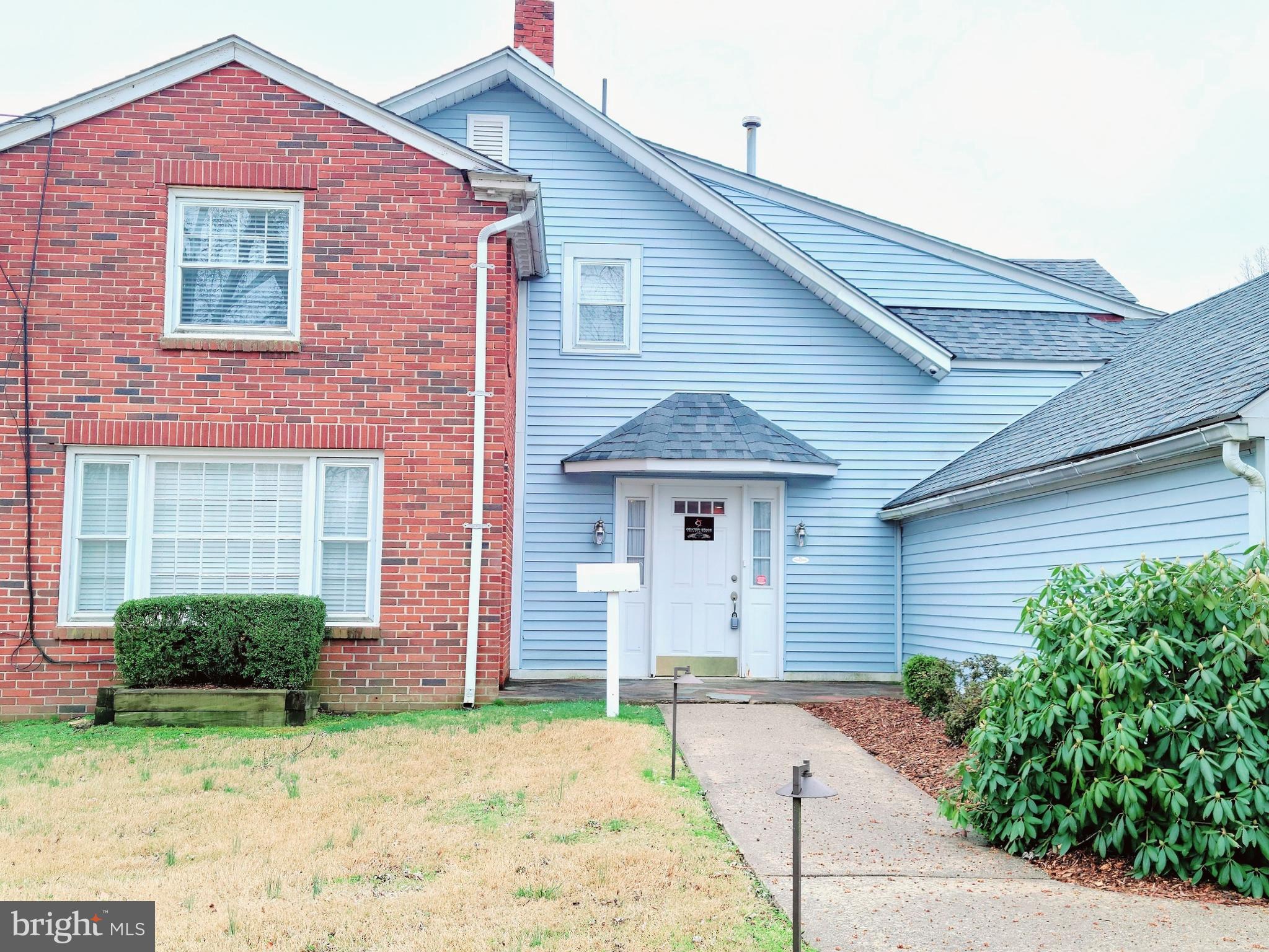 902 Laurel Road Lindenwold, NJ 08021 - Photo 2 of 22 a front view of a house with garden
