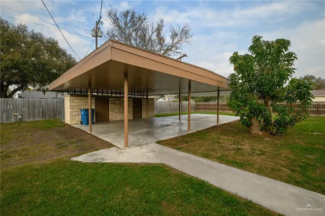 a view of a backyard