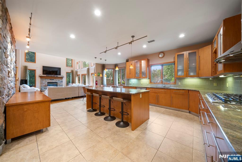 325 Cooper Place Paramus, NJ 07652 - Photo 12 of 31