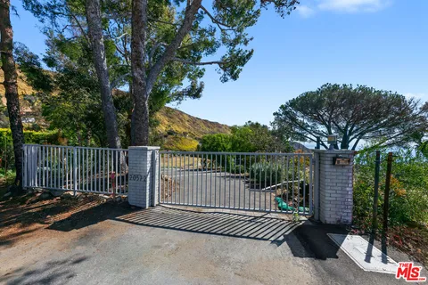 $1,690,000 | 20572 Little Rock Way, Malibu, CA 90265