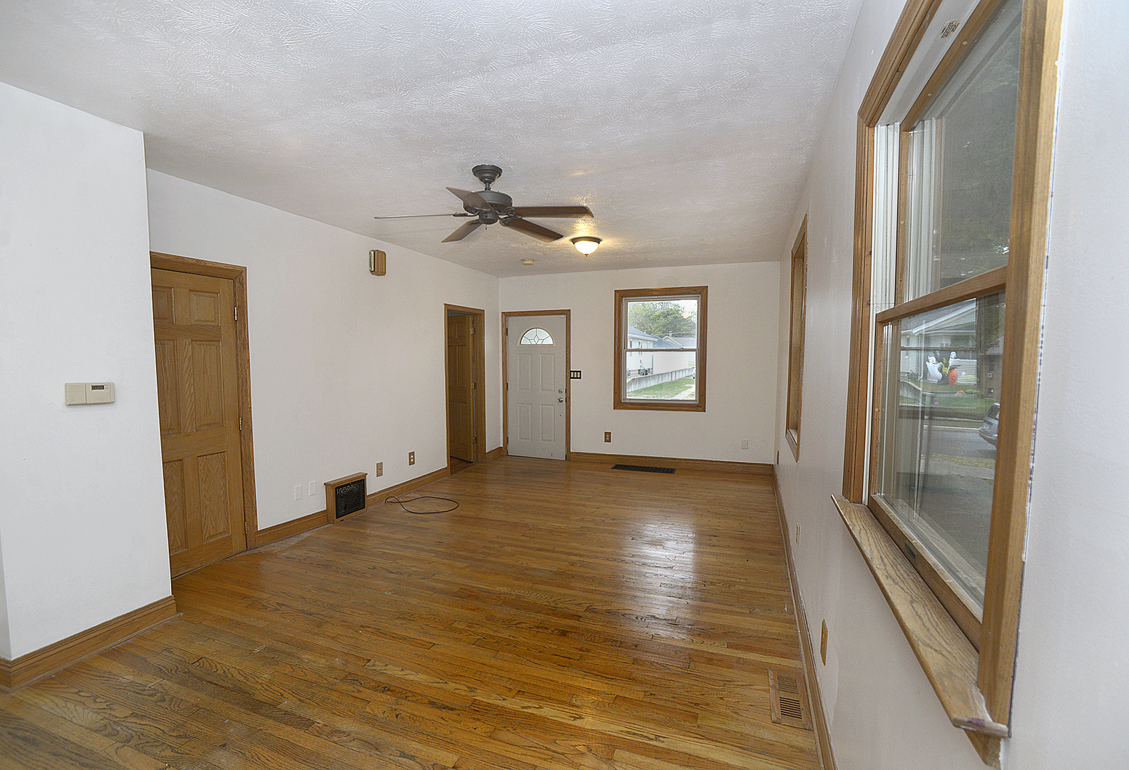 614 2nd Avenue Ottawa, IL 61350 - Photo 4 of 11 a view of an empty room with a window