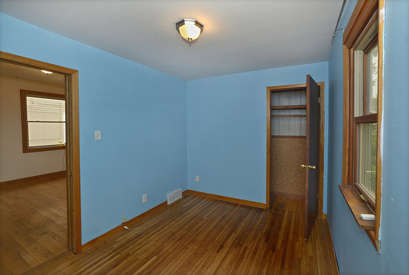 614 2nd Avenue Ottawa, IL 61350 - Photo 7 of 11 a view of a room with wooden floor and a window