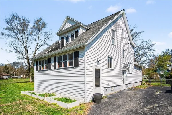 $199,900 | 12 Elmgrove Drive, Gates, NY 14606