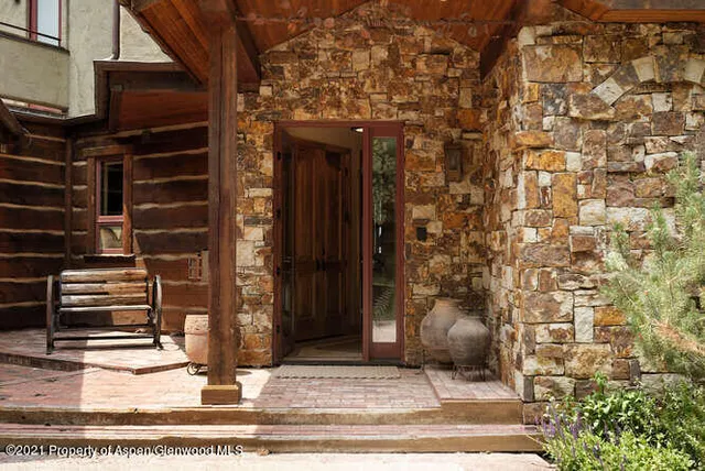 a view of entryway front of house