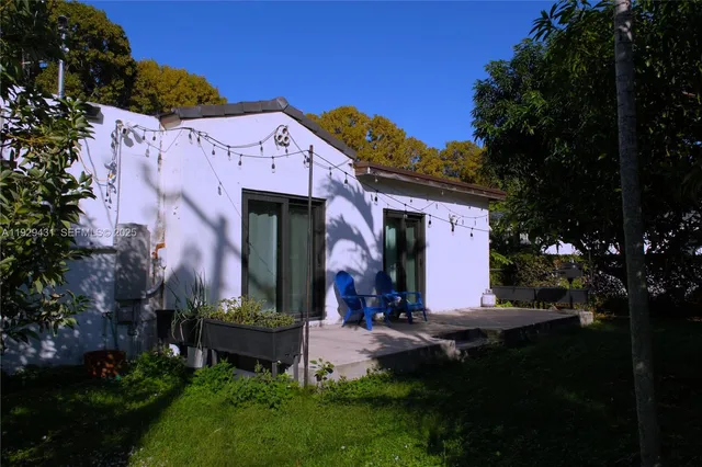 a view of a tree in a garden