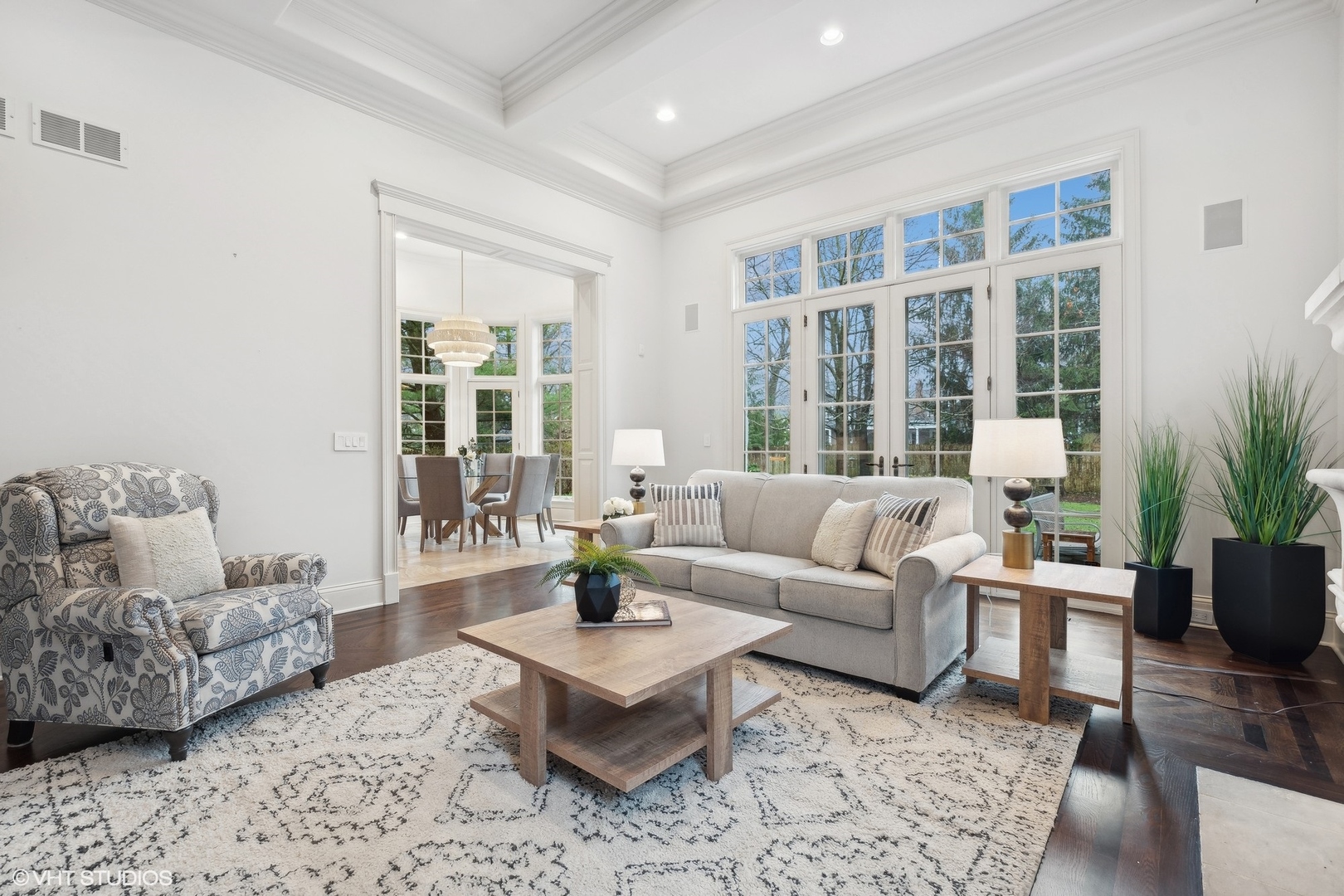 1016 Westmoor Road Winnetka, IL 60093 - Photo 20 of 48 a living room with furniture and a potted plant