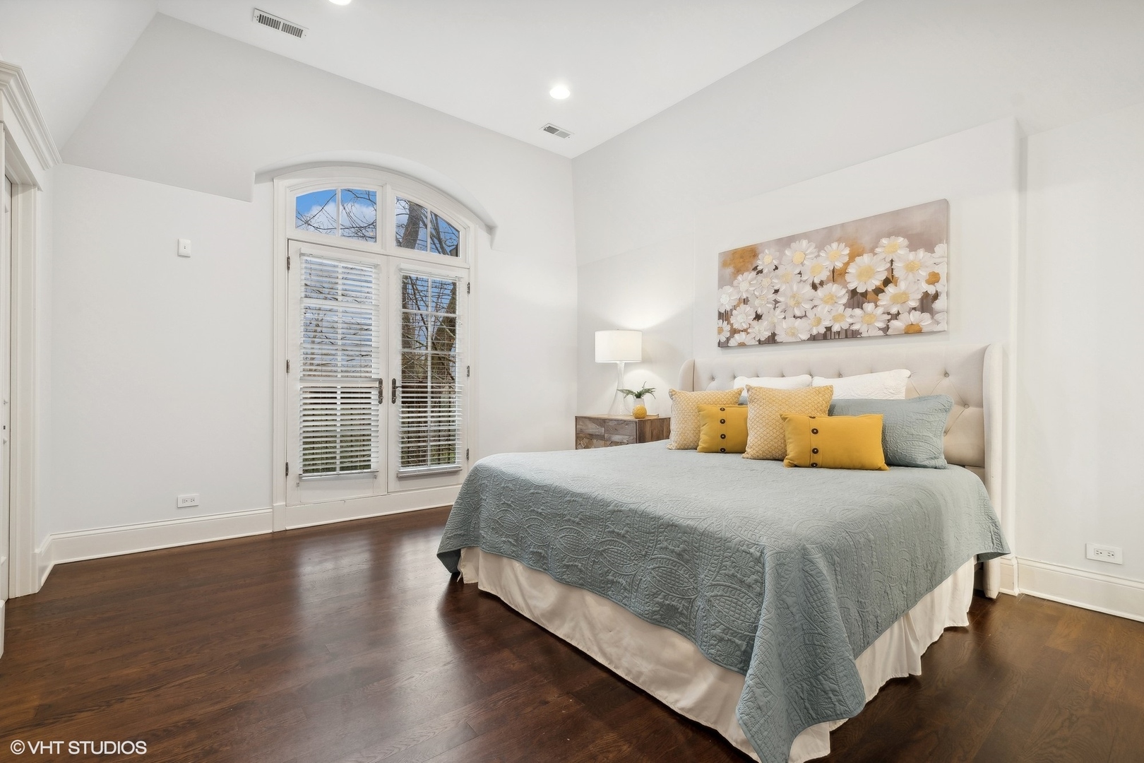 1016 Westmoor Road Winnetka, IL 60093 - Photo 27 of 48 a bedroom with a large bed and a window