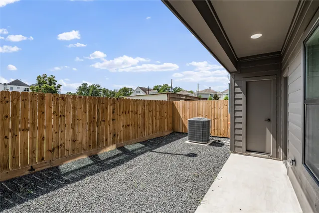 $679,000 | 1614 Ojeman Road, Unit K, Houston, TX 77055