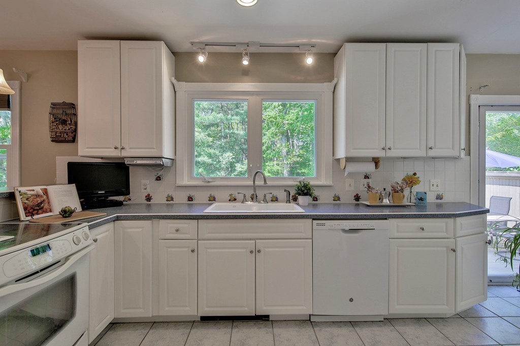 15 Snow Road Grafton, MA 01536 - Photo 7 of 29 Gallery Image 7
